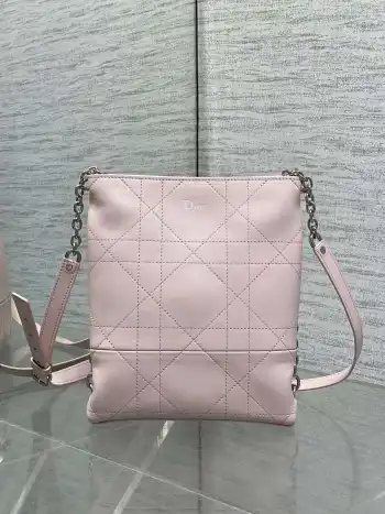 <p>Dior 2026 Trianon新款Hobo链条包 黑色菱格纹皮革+金属链条肩带 优雅又实用 正面 Dior 标志超有辨识度 尺寸适中 通勤 出街都很百搭 内部空间合理 日常物品轻松收纳 链条肩带可调节 手提 单肩 斜挎随心切换 时尚与功能兼备 是Dior经典热门款 </p><p>Size 18*21*7cm</p>
