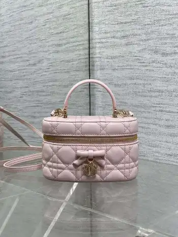 <p>Dior蝴蝶结化妆包 经典菱格+蝴蝶结金属吊饰 优雅精致感拉满柔软的小羊皮轻便耐用 日常通勤 出街都超适合 手提+斜挎两用 灵活百搭 内部空间能装化妆品等小物实用又时髦  春夏搭配浅色系穿搭 轻松提升造型感 是功能与颜值兼具的时尚单品 </p><p>Size 17.5*10.5*8cm</p>