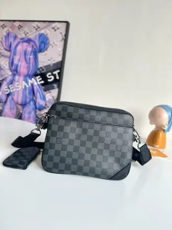 <p> 海外原单N40519独家实拍 本款 Trio 邮差包以 Damier Graphite 帆布重绎经典设计 拥有主袋 可拆卸拉链袋和固定于肩带的零包 后者轻松实现免触支付 尺寸 25×18.5×7cm</p> <p> 海外原单N40519独家实拍 本款 Trio 邮差包以 Damier Graphite 帆布重绎经典设计 拥有主袋 可拆卸拉链袋和固定于肩带的零包 后者轻松实现免触支付 尺寸 25×18.5×7cm</p>