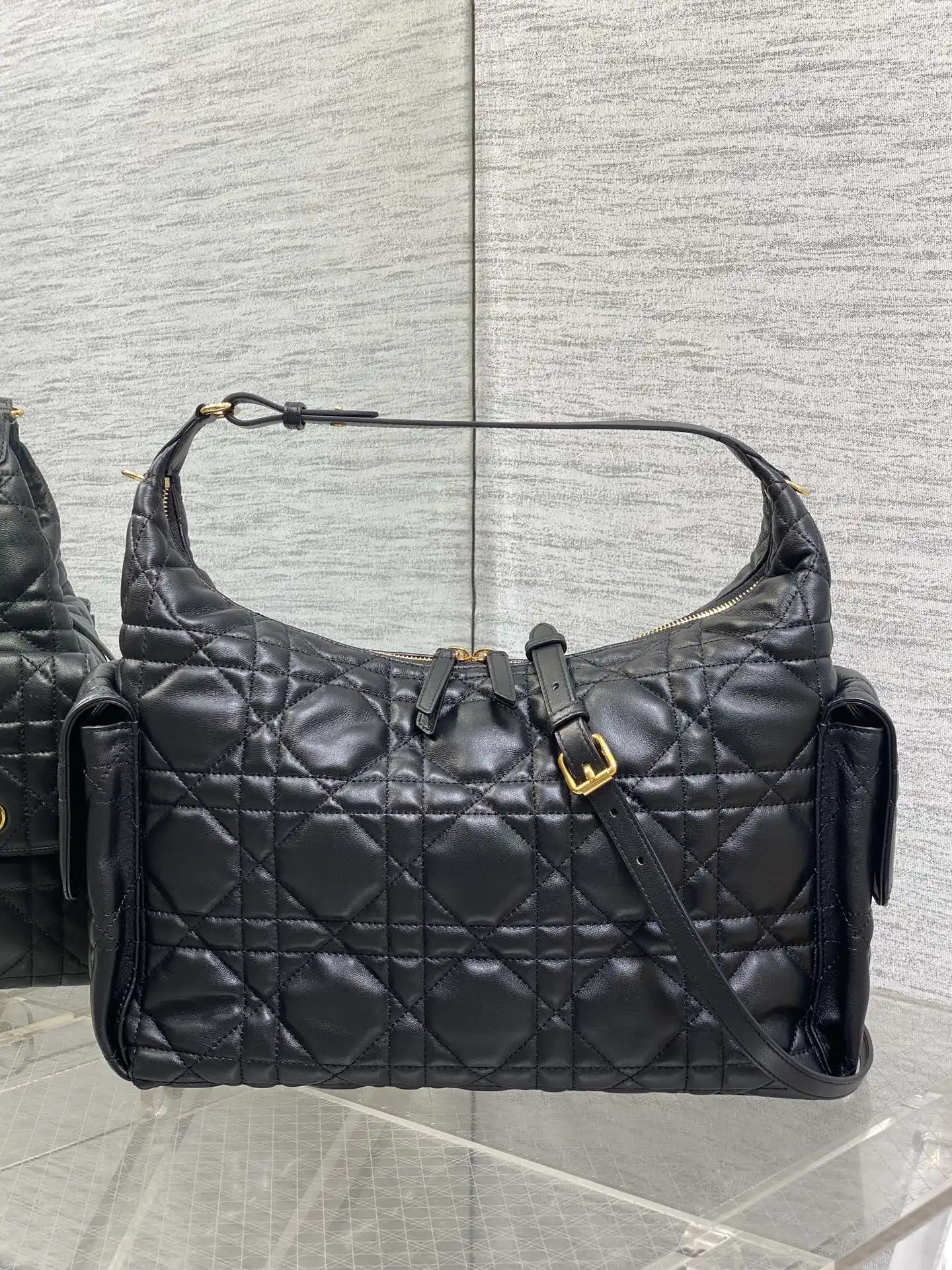 原单迪奥女包|高仿迪奥女包|精仿迪奥女包|一比一迪奥女包<p>大号   </p><p>D-Dream 秋冬系列 一上线就被美到 全新简洁的包形 复古又高级 侧面两个口袋的设计 休闲现代之余又增加了更多实用性 经典菱格采用小牛皮精心制作 时尚感十足 手提斜挎都可以 自用轻便又方便携带 选它就对了</p><p>size:33*20*11cm</p>