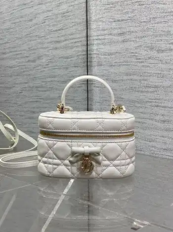 <p>Dior蝴蝶结化妆包 经典菱格+蝴蝶结金属吊饰 优雅精致感拉满柔软的小羊皮轻便耐用 日常通勤 出街都超适合 手提+斜挎两用 灵活百搭 内部空间能装化妆品等小物实用又时髦  春夏搭配浅色系穿搭 轻松提升造型感 是功能与颜值兼具的时尚单品 </p><p>Size 17.5*10.5*8cm</p>