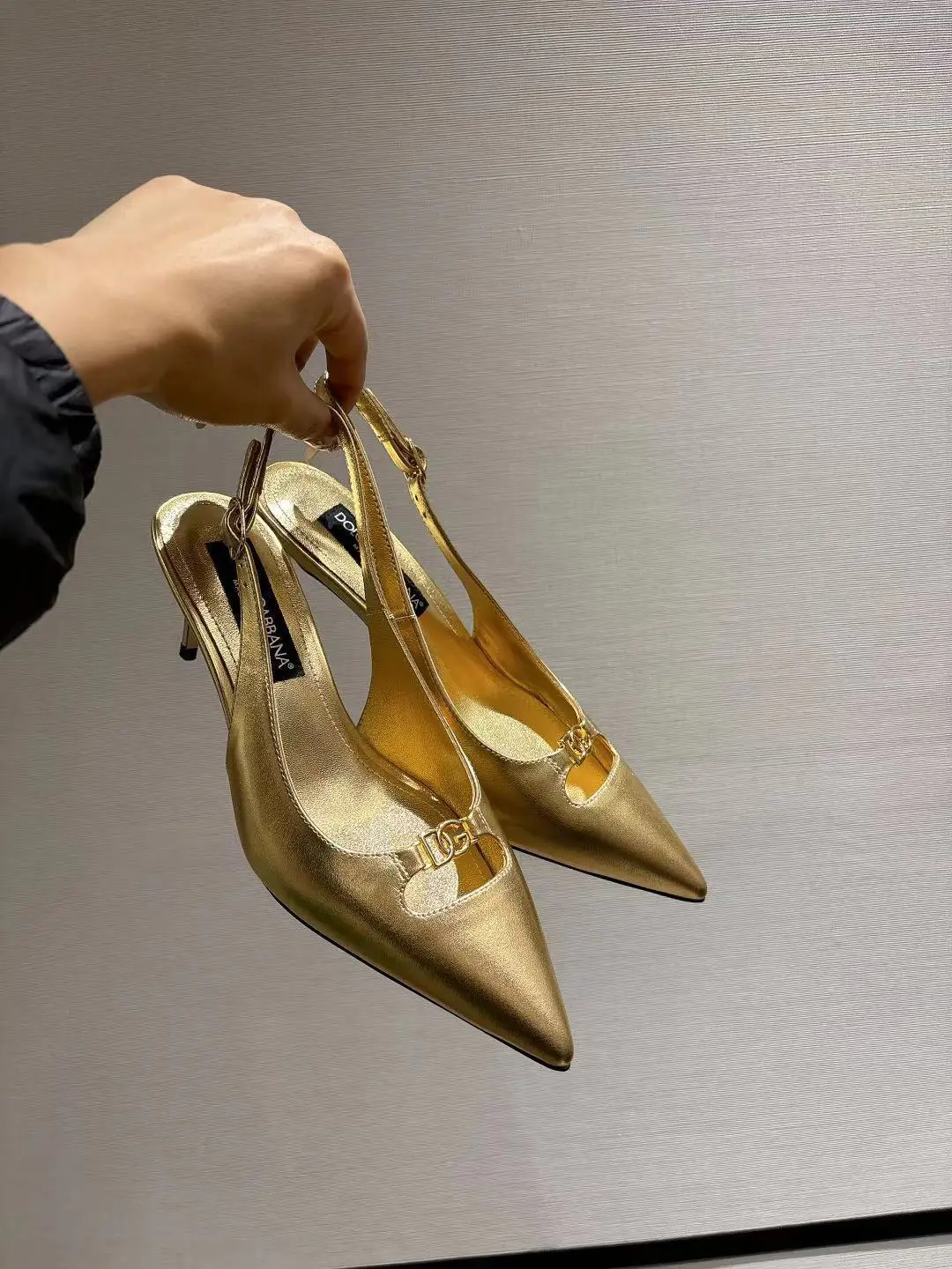 原单DG女鞋|高仿DG女鞋|精仿DG女鞋|一比一DG女鞋<p>新款 35-42码数真皮大底 头层牛皮面羊皮内里垫脚 两种跟高10cm 6.5cm</p>
