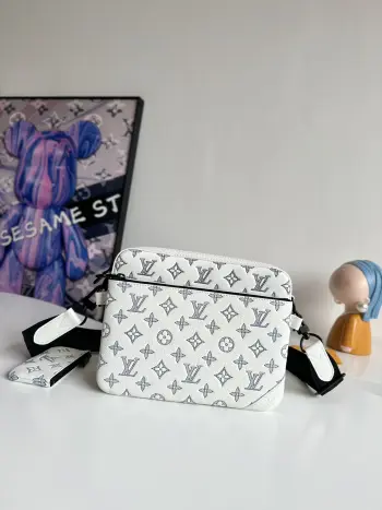 <p> 海外原单M24754独家实拍 本款 Trio 邮差包取材 Monogram Shadow 牛皮革 先后采用压印和印花工艺描绘 Monogram 图案 以哑光效果彰显俊朗气息 零包 主隔层和可拆卸前袋均可单独使用 实现三合一功能 尺寸 25×18.5×7cm</p> <p> 海外原单M24754独家实拍 本款 Trio 邮差包取材 Monogram Shadow 牛皮革 先后采用压印和印花工艺描绘 Monogram 图案 以哑光效果彰显俊朗气息 零包 主隔层和可拆卸前袋均可单独使用 实现三合一功能 尺寸 25×18.5×7cm</p>