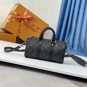 <p> 海外原单M45947独家实拍 本款手袋取材 Monogram Eclipse Reverse 帆布 以紧凑构型再现 Keepall 旅行袋的标志风采 经典 Monogram 图案倒映两侧 与路易威登全新系列遥相呼应 巧用皮革手柄和可拆卸肩带 轻松畅行于当代浪潮 尺寸 21×12×9cm</p> <p> 海外原单M45947独家实拍 本款手袋取材 Monogram Eclipse Reverse 帆布 以紧凑构型再现 Keepall 旅行袋的标志风采 经典 Monogram 图案倒映两侧 与路易威登全新系列遥相呼应 巧用皮革手柄和可拆卸肩带 轻松畅行于当代浪潮 尺寸 21×12×9cm</p>