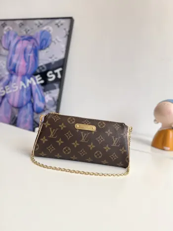 <p>海外原单M13567独家实拍 本款 Pochette Eva 手袋为品牌 Monogram 帆布搭配撞色皮革饰边 以别致笔触传递典雅风范 铭纹标识牌和可拆卸链条相得益彰 恰宜构型便于收纳短款夹和化妆品等日常所需 尺寸 27×11×5cm</p> <p>海外原单M13567独家实拍 本款 Pochette Eva 手袋为品牌 Monogram 帆布搭配撞色皮革饰边 以别致笔触传递典雅风范 铭纹标识牌和可拆卸链条相得益彰 恰宜构型便于收纳短款夹和化妆品等日常所需 尺寸 27×11×5cm</p>