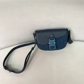 <p>新品海军蓝男士马鞍信使包mini</p><p>老花搭配荔枝纹牛皮经典时尚</p><p>翻盖造型设计搭配铝扣超级fashion</p><p>外观简约而新颖</p><p>内部空间利落宽敞</p><p>包身整体风格随性感和时尚感兼具</p><p>可肩背或斜挎</p><p>帅气潇洒</p><p>时髦百搭又日常的一款包包 </p><p>特别适合出行游玩</p><p>尺寸 19.5*13*4.3cm</p>