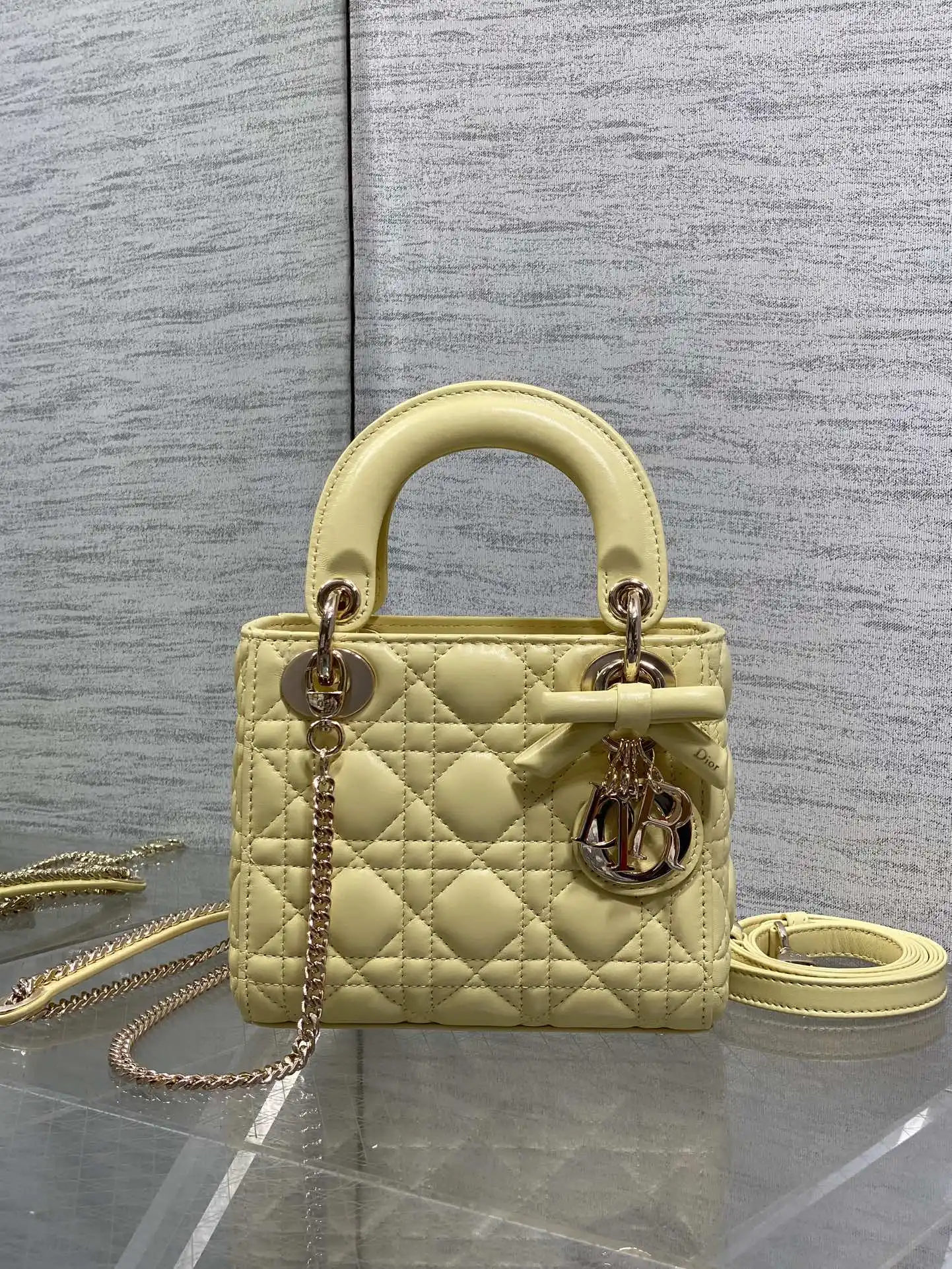 原单迪奥女包|高仿迪奥女包|精仿迪奥女包|一比一迪奥女包<p>Classic Lady最新蝴蝶结戴妃包 人手一个必备的三格小包 迷人优雅又气场十足 斜挎手拎也是女人味十足 经典时尚风格 ins和众多时尚icon都人手一个的美包 别错过哦 </p><p>size 17*7*15cm</p>