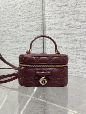 <p>Dior蝴蝶结化妆包 经典菱格+蝴蝶结金属吊饰 优雅精致感拉满柔软的小羊皮轻便耐用 日常通勤 出街都超适合 手提+斜挎两用 灵活百搭 内部空间能装化妆品等小物实用又时髦  春夏搭配浅色系穿搭 轻松提升造型感 是功能与颜值兼具的时尚单品 </p><p>Size 17.5*10.5*8cm</p>