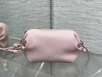 <p>最新 Bow Bag手拿包系列</p><p>简洁的筒包形 像香香软软的面包</p><p>侧面的蝴蝶结设计 真的别有新意</p><p>属于法式独有的优雅和浪漫气质</p><p>柔软的小羊皮精心制作 质感拉满</p><p>肩带上的蝴蝶结又是一个亮点 可以调节长短</p><p>背上身就是满满的法式甜妹感</p><p>size:20*8*11cm </p>
