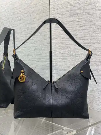 <p>新款手袋DIOR VOYAGE系列 太酷了吧 全新的包形运动感十足 无法拒绝的高级感 复古的油蜡皮搭配经典的字母五金 毫不费力的时髦感 搭配可调节肩带 各种背法不在话下 满满的设计感之余容量也非常巨大 妥妥的运动出游必备单品</p><p>size:34*22*13cm</p>