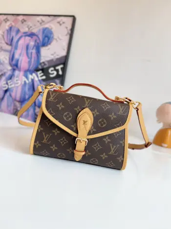 <p> 海外原单M44919独家实拍 Nicolas Ghesquière 为 2020 早春时装秀聚焦 LV Ivy 手袋的复古风潮 再现 1994 年问世的 Bel Air 手袋之韵 Monogram 帆布和天然牛皮点缀 LV 标识钩扣 尺寸 23.5×18×9cm</p> <p> 海外原单M44919独家实拍 Nicolas Ghesquière 为 2020 早春时装秀聚焦 LV Ivy 手袋的复古风潮 再现 1994 年问世的 Bel Air 手袋之韵 Monogram 帆布和天然牛皮点缀 LV 标识钩扣 尺寸 23.5×18×9cm</p>