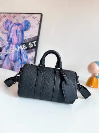 <p>海外原单M20900独家实拍 Keepall 系列的迷你版本再现新意 Taurillon Monogram 牛皮革塑造经典构型 加固侧带和可拆卸皮革名牌延续标志性素 搭配双手柄和肩带 为都市精英提供优良之选 尺寸 25×15×11cm</p> <p>海外原单M20900独家实拍 Keepall 系列的迷你版本再现新意 Taurillon Monogram 牛皮革塑造经典构型 加固侧带和可拆卸皮革名牌延续标志性素 搭配双手柄和肩带 为都市精英提供优良之选 尺寸 25×15×11cm</p>