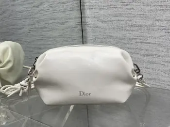 <p>这款Dior Bow饺子包致敬Dior传承 彰显Dior的优雅标识和精湛工艺 柔软Oblique印花面料设计 灵感源自Dior Bow手袋的蝴蝶结 可斜挎 肩背或手提 </p><p>Size 20*11*8cm</p>