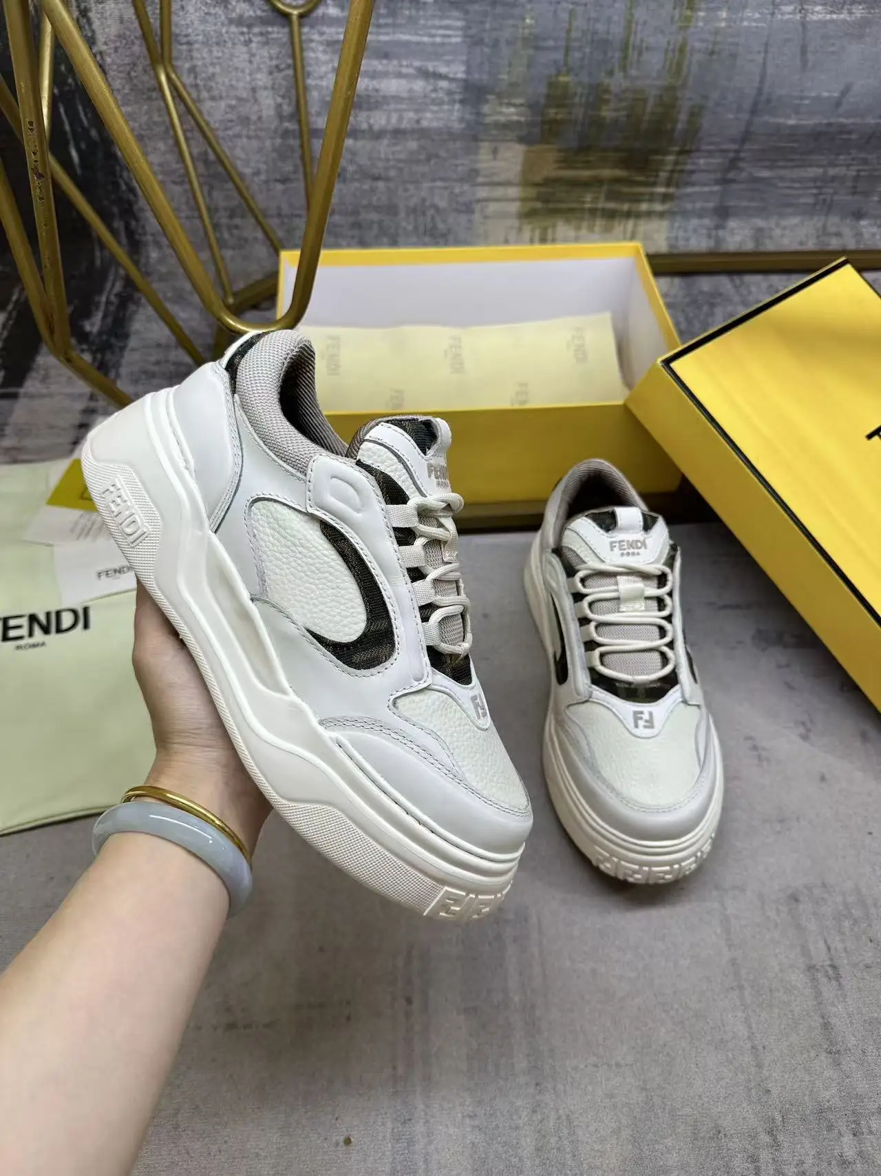 原单芬迪男鞋|高仿芬迪男鞋|精仿芬迪男鞋|一比一芬迪男鞋<p>FENDI Force系带低帮鞋 白色全粒面和光滑皮料材质 采用衬垫元素 棕色FF提花和米色科技布料细节 轻质厚实白色鞋底 鞋头和鞋跟带FF图案细节 男38-45码</p>