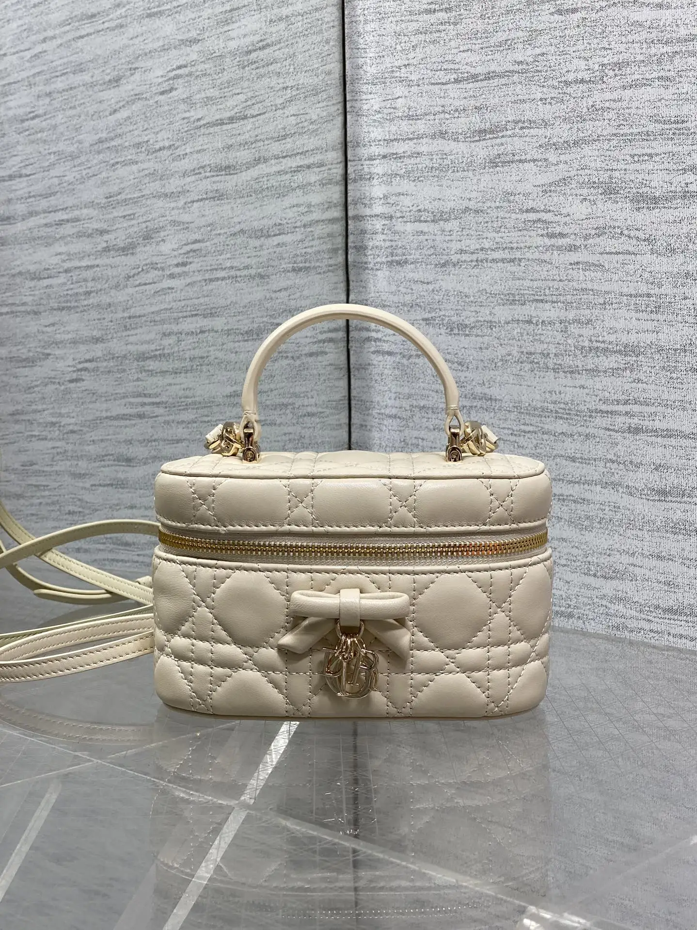 原单迪奥女包|高仿迪奥女包|精仿迪奥女包|一比一迪奥女包<p>Dior蝴蝶结化妆包 经典菱格+蝴蝶结金属吊饰 优雅精致感拉满柔软的小羊皮轻便耐用 日常通勤 出街都超适合 手提+斜挎两用 灵活百搭 内部空间能装化妆品等小物实用又时髦 春夏搭配浅色系穿搭 轻松提升造型感 是功能与颜值兼具的时尚单品 </p><p>Size 17.5*10.5*8cm</p>