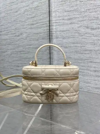 <p>Dior蝴蝶结化妆包 经典菱格+蝴蝶结金属吊饰 优雅精致感拉满柔软的小羊皮轻便耐用 日常通勤 出街都超适合 手提+斜挎两用 灵活百搭 内部空间能装化妆品等小物实用又时髦  春夏搭配浅色系穿搭 轻松提升造型感 是功能与颜值兼具的时尚单品 </p><p>Size 17.5*10.5*8cm</p>