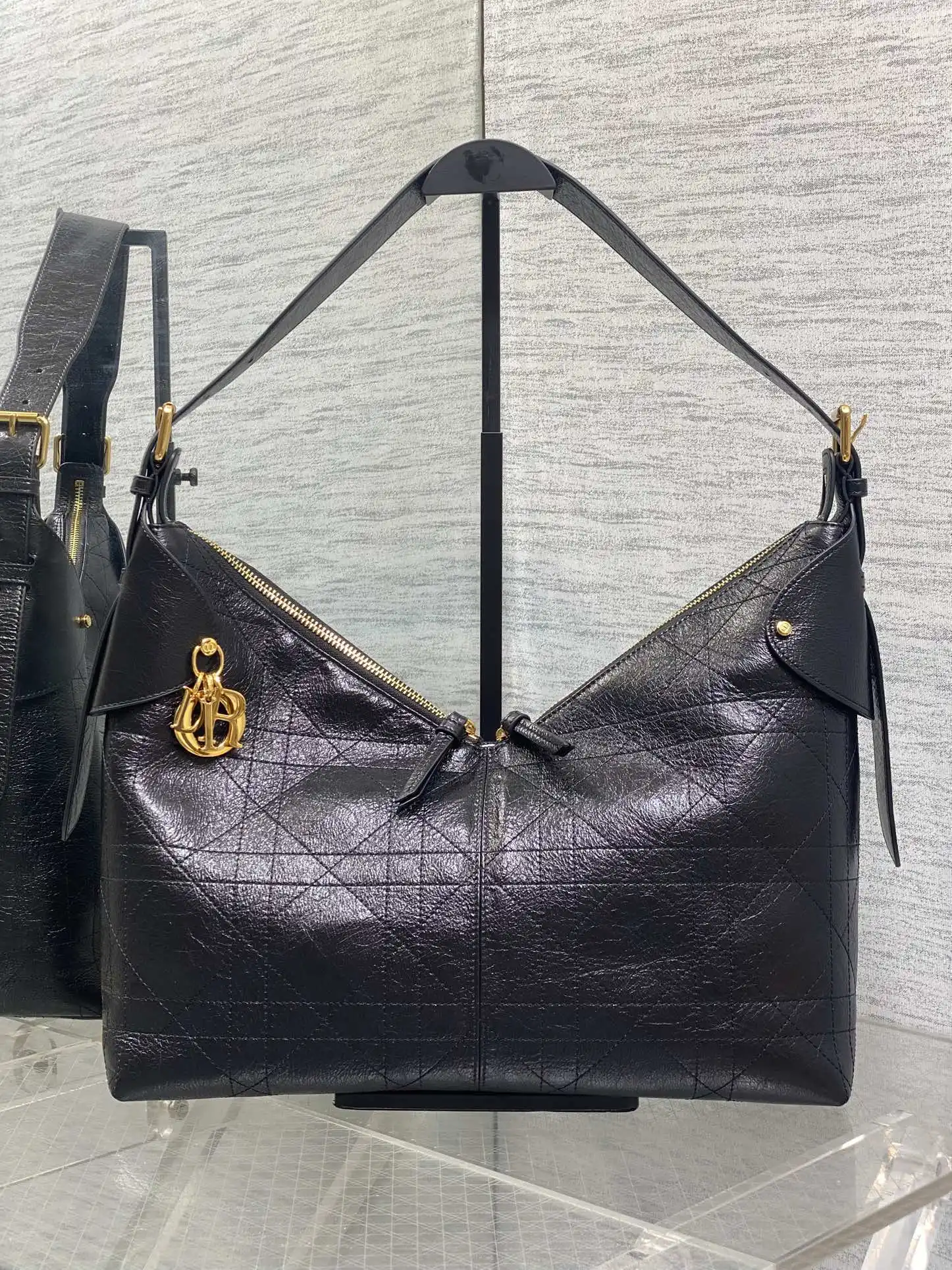 <p>新款手袋DIOR VOYAGE系列 太酷了吧 全新的包形运动感十足 无法拒绝的高级感 复古的油蜡皮搭配经典的字母五金 毫不费力的时髦感 搭配可调节肩带 各种背法不在话下 满满的设计感之余容量也非常巨大 妥妥的运动出游必备单品</p><p>size:34*22*13cm</p>