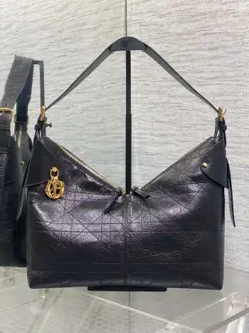 <p>新款手袋DIOR VOYAGE系列 太酷了吧 全新的包形运动感十足 无法拒绝的高级感 复古的油蜡皮搭配经典的字母五金 毫不费力的时髦感 搭配可调节肩带 各种背法不在话下 满满的设计感之余容量也非常巨大 妥妥的运动出游必备单品</p><p>size:34*22*13cm</p>