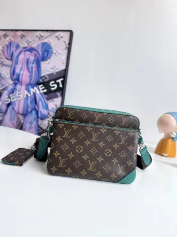 <p> 海外原单M12766独家实拍 本款 Trio 邮差包取材 Monogram Macassar 涂层帆布 再以鲜亮牛皮革勾勒镶边等细节 主隔层和可拆卸拉链前袋提供储物空间 可拆卸小号零包通过肩带的 D 形环固定 尺寸 25×18.5×7cm</p> <p> 海外原单M12766独家实拍 本款 Trio 邮差包取材 Monogram Macassar 涂层帆布 再以鲜亮牛皮革勾勒镶边等细节 主隔层和可拆卸拉链前袋提供储物空间 可拆卸小号零包通过肩带的 D 形环固定 尺寸 25×18.5×7cm</p>
