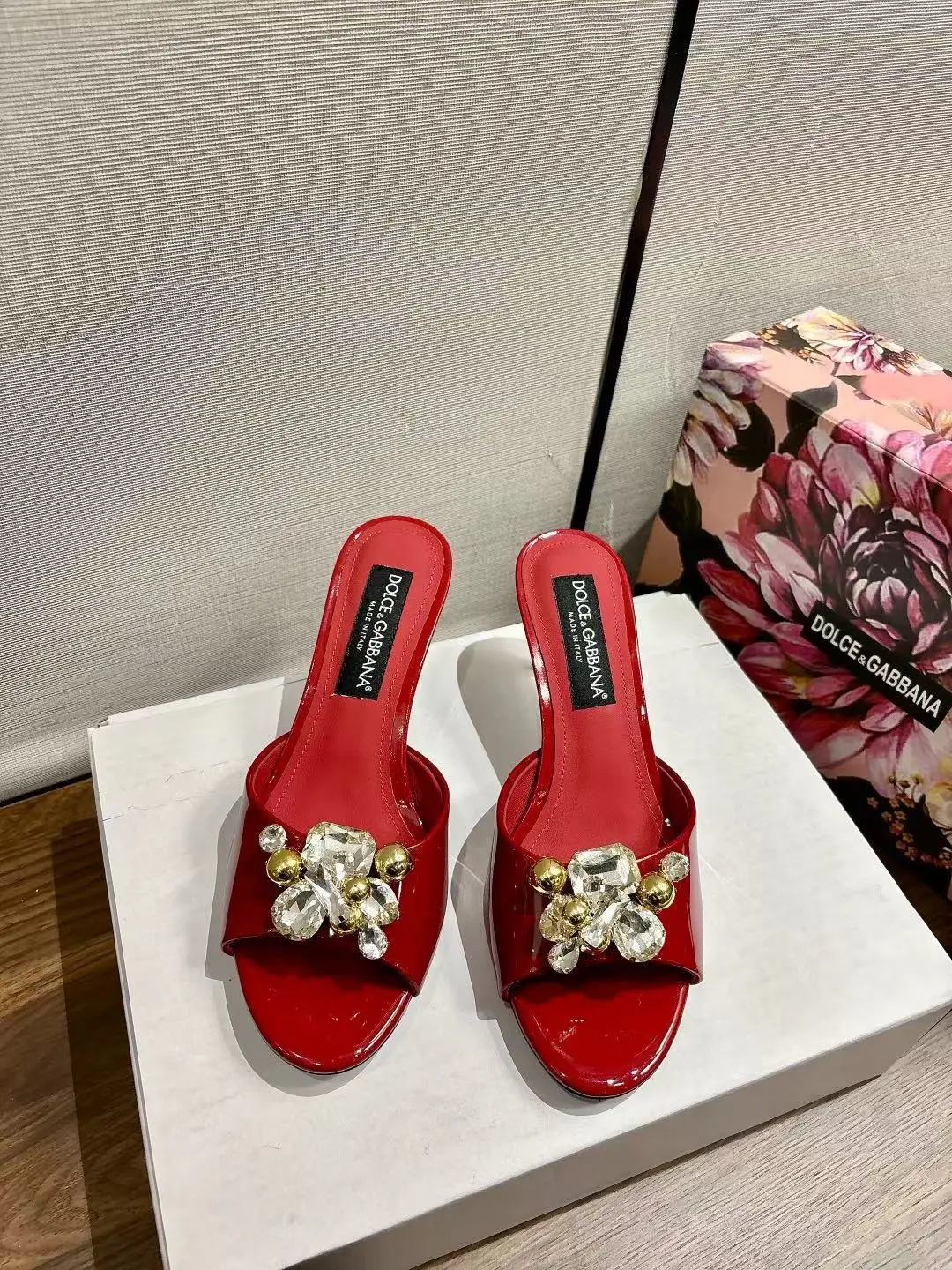原单DG女鞋|高仿DG女鞋|精仿DG女鞋|一比一DG女鞋<p>杜嘉班纳新款原版头层漆皮面料 羊皮内里鞋垫 真皮大底 35-42码 跟高6.5cm 10cm</p>