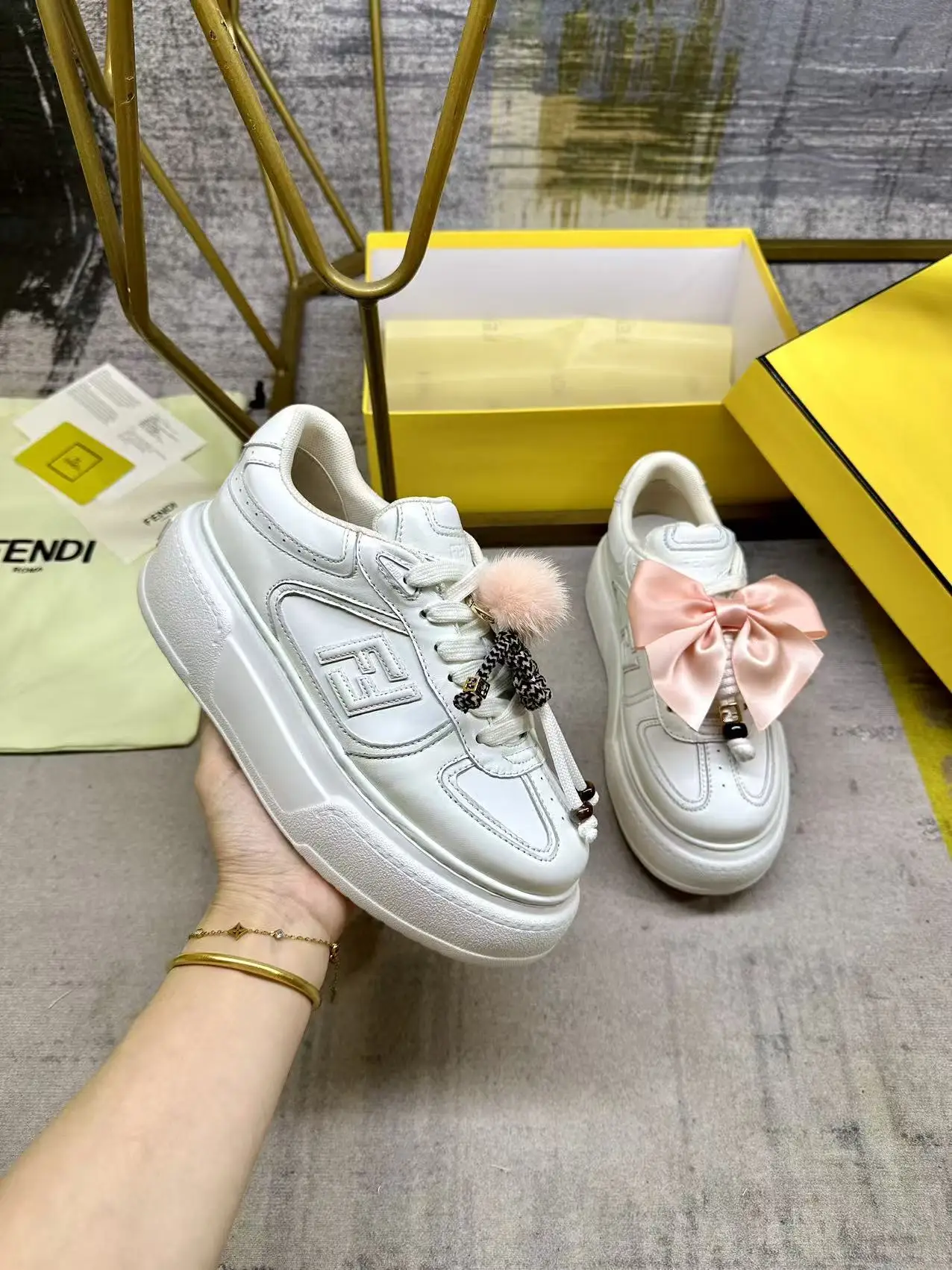 原单芬迪女鞋|高仿芬迪女鞋|精仿芬迪女鞋|一比一芬迪女鞋<p>FENDI Match系带运动鞋 白色皮革材质 侧面饰有同色系皮革FF贴花 配白色鞋带 橡胶厚鞋底 后跟处饰有超大凸纹FENDI字样 鞋舌上饰有金属环挂饰 右鞋上饰有带粉红色貂皮细节和金色金属FF图案手链的编绳小玩偶 左鞋上饰有配白色和粉红色绳索的大号粉红色塔夫绸蝴蝶结和金色金属FF和树脂玳瑁效果珠饰 玩偶可拆卸 35-42码</p>