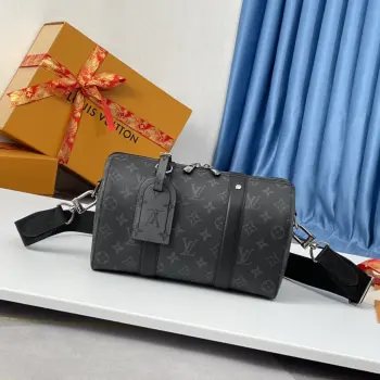 <p> 海外原单M45936独家实拍 Keepall 旅行袋浓缩经典构型 成就此款潮流都市手袋 侧面设计趣味呈现翻转效果 Monogram 图案 巧妙呼应 2018 年 Kim Jones 的 Upside Down 系列 Monogram Eclipse 帆布包身搭配可拆卸肩带 从容背携日常所需 尺寸 27×17×13cm</p> <p> 海外原单M45936独家实拍 Keepall 旅行袋浓缩经典构型 成就此款潮流都市手袋 侧面设计趣味呈现翻转效果 Monogram 图案 巧妙呼应 2018 年 Kim Jones 的 Upside Down 系列 Monogram Eclipse 帆布包身搭配可拆卸肩带 从容背携日常所需 尺寸 27×17×13cm</p>