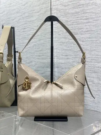 <p>中号粒面皮  </p><p>Voyage秋冬系列油蜡皮</p><p>又是一个王炸级别 直接击中心巴上</p><p>自带松弛感 包形柔软又随意</p><p>复古的油蜡牛皮 经典藤纹格 双拉链设计</p><p>整体高级又时髦 精致感满满的字母吊坠</p><p>细节非常到位 超大的容量 自用超轻便</p><p>时髦精们都懂这款的含金量</p><p>size:28*12*18cm </p>