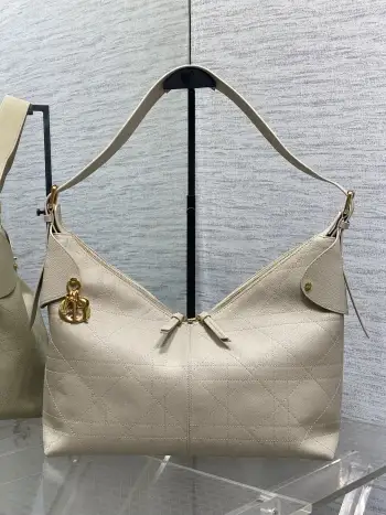 <p>新款手袋DIOR VOYAGE系列 太酷了吧 全新的包形运动感十足 无法拒绝的高级感 复古的油蜡皮搭配经典的字母五金 毫不费力的时髦感 搭配可调节肩带 各种背法不在话下 满满的设计感之余容量也非常巨大 妥妥的运动出游必备单品</p><p>size:34*22*13cm</p>