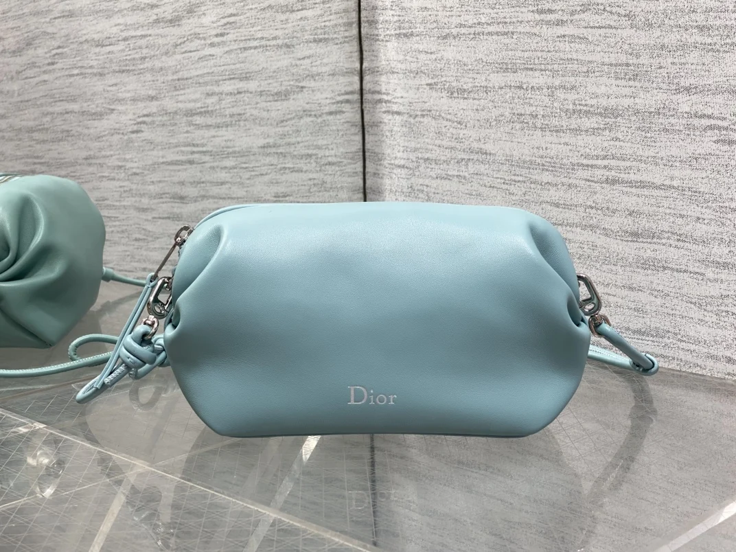原单迪奥女包|高仿迪奥女包|精仿迪奥女包|一比一迪奥女包<p>最新 Bow Bag手拿包系列</p><p>简洁的筒包形 像香香软软的面包</p><p>侧面的蝴蝶结设计 真的别有新意</p><p>属于法式独有的优雅和浪漫气质</p><p>柔软的小羊皮精心制作 质感拉满</p><p>肩带上的蝴蝶结又是一个亮点 可以调节长短</p><p>背上身就是满满的法式甜妹感</p><p>size:20*8*11cm </p>