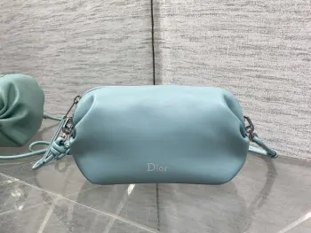 <p>最新 Bow Bag手拿包系列</p><p>简洁的筒包形 像香香软软的面包</p><p>侧面的蝴蝶结设计 真的别有新意</p><p>属于法式独有的优雅和浪漫气质</p><p>柔软的小羊皮精心制作 质感拉满</p><p>肩带上的蝴蝶结又是一个亮点 可以调节长短</p><p>背上身就是满满的法式甜妹感</p><p>size:20*8*11cm </p>