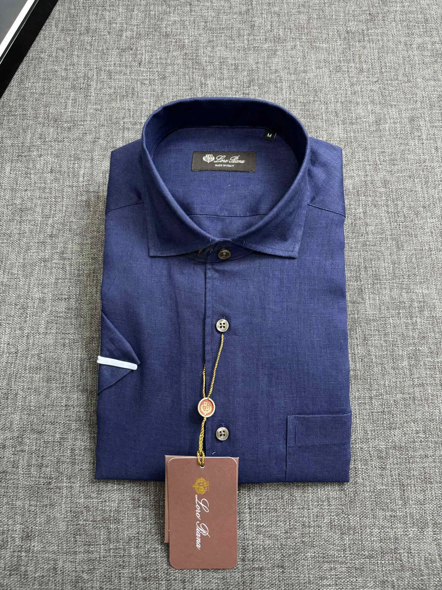 原单短袖衬衣男装|高仿短袖衬衣男装|精仿短袖衬衣男装|一比一短袖衬衣男装<p> 26年亚麻补单出货 齐色齐码轻盈雅致 LP亚麻短袖衬衫——春夏日里的温柔守候 100%交织亚麻温莎领短袖衬衫 LP臻品定制系列纯亚麻的材质 精湛的工艺细节和卓越的穿着体验 共同构成了其独特的质感魅力它轻盈透气 舒适自在 是夏日里不可多得的时尚单品 码数 SMLXLXXL</p>