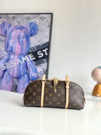 <p>  海外原单M28953独家实拍 本款 Squire East West 手袋致敬 1934 年诞生的 Alma 手袋前身 以 Monogram 帆布和皮革饰边打造都市通勤之选 内设贴袋和充裕空间 方便存放手机 卡夹或其他用品 耀目挂锁再添考究细节 尺寸 29×14×8cm</p>
