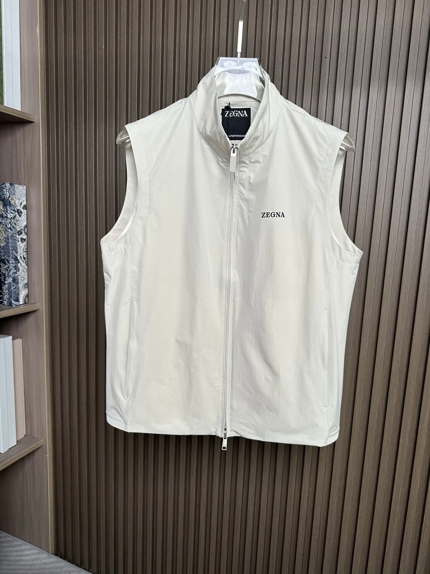 原单外套男装|高仿外套男装|精仿外套男装|一比一外套男装<p> Zegna 26SS轻薄马甲 男士衣橱的必备之选 </p><p>衬衫采用立体修身剪裁 轻松勾勒出挺拔身姿 干净利落 经典翻领设计 展现出颈部线条的优雅美感 凸显男性魅力精选面料 梭织工艺 使衣服耐磨且有弹力 上身舒适感满满兼具质感 可遮阳防晒 也可叠穿混搭 衣橱首选的宝藏单品 </p>