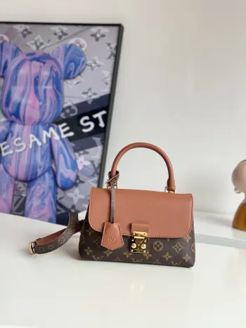 <p>   海外原单M28288独家实拍 本款 Madeleine BB 手袋出自 Monogram 系列 以经典帆布呈现实用和优雅的兼收并蓄 翻盖 手柄和钥匙包勾勒皮革饰边 耀目 S-lock 锁扣致敬品牌典藏设计 尺寸 24.5×16×8cm</p>