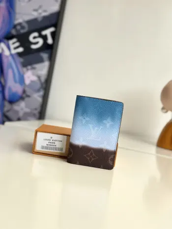 <p>  海外原单M28004独家实拍 本款口袋夹取材 Monogram Pigment 帆布 以精湛印花工艺营造视觉意趣 仿佛颜料直接涂刷于帆布之上 渐变色彩为紧凑构型再添悦然活力 卡片夹层 内袋和后部外袋实现齐整收纳 尺寸 11×7.5cm</p>