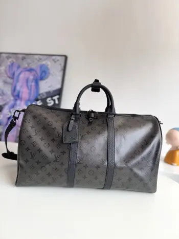<p> 动态芯片    海外原单M28404独家实拍 本款 Keepall Bandouliere 50 旅行袋为 Monogram Midnight 涂层帆布铺陈内敛 Monogram 图案 哑光金属件 微粒面牛皮革饰边与顶部手柄共塑纯色构型 搭配可拆卸并调节的肩带 可轻松携行 成就短途旅行的时尚之选 尺寸 50×29×23cm</p>