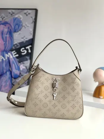 <p>   海外原单M27336独家实拍 本款 All Around 小号手袋出自 Mahina 系列 以 Monogram 穿孔牛皮革呈现优雅色调 搭配金属 LV 挂锁 可调节肩带和手柄 可轻松点亮各式造型 尺寸 25×20×6cm</p>