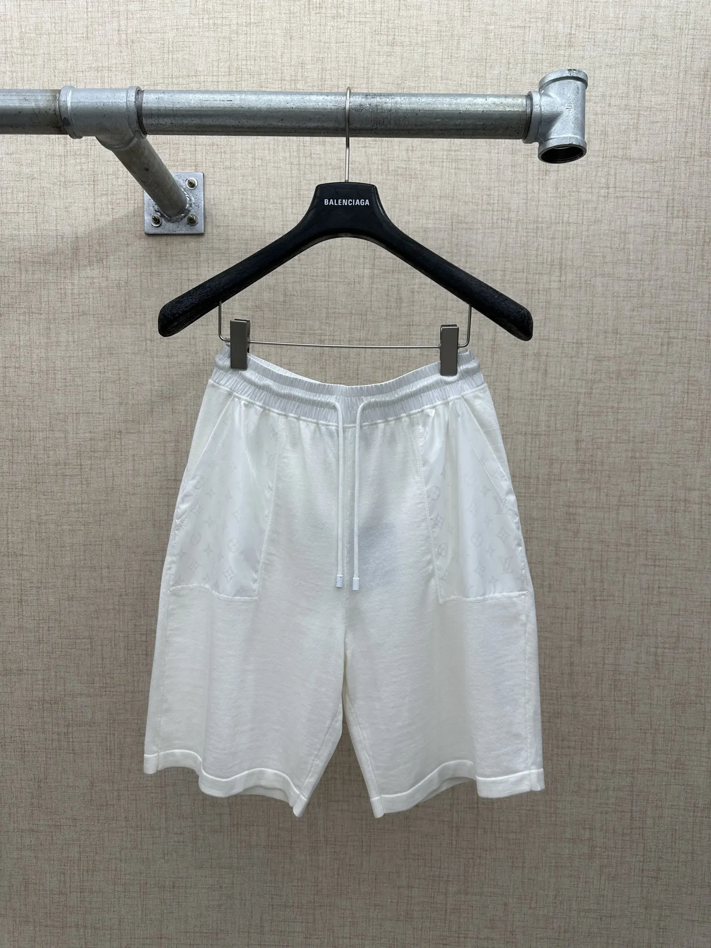 原单短款裤子男装|高仿短款裤子男装|精仿短款裤子男装|一比一短款裤子男装<p> LV/路易威登 MONOGRAM 锦纶嵌饰短裤</p><p>LV MONOGRAM 锦纶嵌饰短裤材质拼接主体为亲肤棉质针织 两侧口袋及后袋采用带有同色Monogram暗纹的锦纶面料拼接 在白色基底上呈现品牌标识 </p><p>版型松紧抽绳腰头+五分裤长度 裤脚微卷边 码数 S M L XL </p>