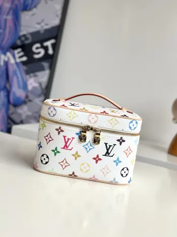 <p>   海外原单M13747独家实拍  Nice 迷你化妆包以柔软的 Monogram 帆布造就精巧身形 搭配放平即可释放空间的皮革手柄 在容纳洗漱用品的同时从容置于旅行袋或手提箱 使用 LV 铭纹金属拉链头轻启双拉链顶部翻盖 内物空间一览无遗 尺寸 20×13.5×12cm</p>