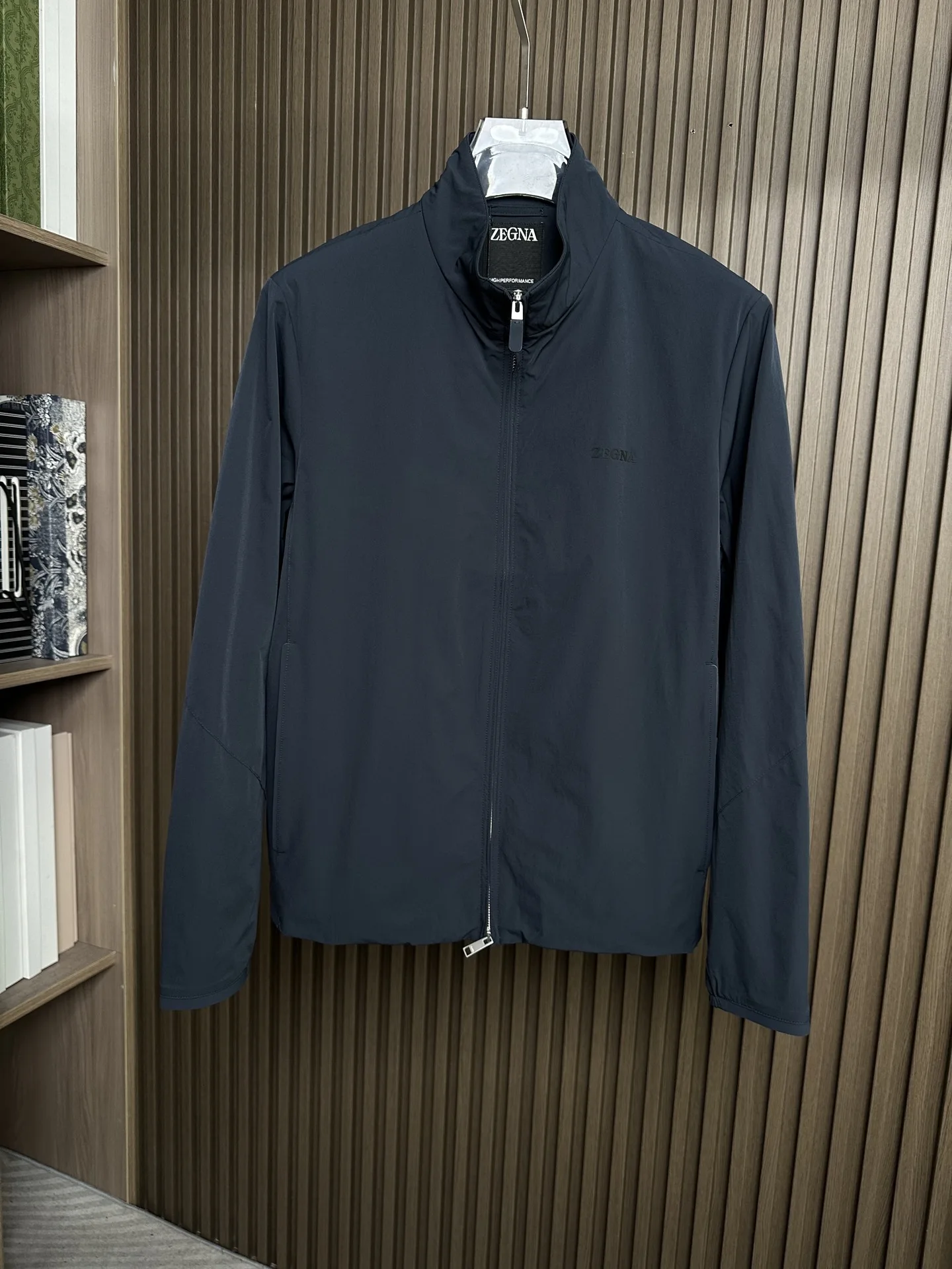 原单外套男装|高仿外套男装|精仿外套男装|一比一外套男装<p> Zegna 26SS轻薄衬衫版外套男士衣橱的必备之选 </p><p>衬衫采用立体修身剪裁 轻松勾勒出挺拔身姿 干净利落 经典翻领设计 展现出颈部线条的优雅美感 凸显男性魅力精选面料 梭织工艺 使衣服耐磨且有弹力 上身舒适感满满兼具质感 可遮阳防晒 也可叠穿混搭 衣橱首选的宝藏单品 </p>