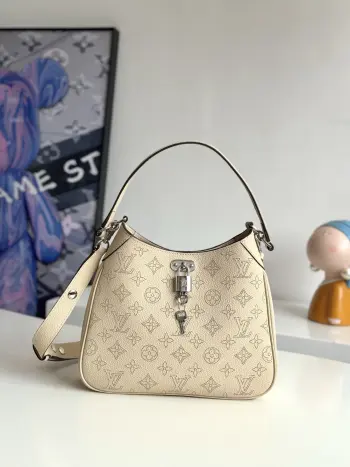 <p>   海外原单M27459独家实拍 本款 All Around 小号手袋出自 Mahina 系列 以 Monogram 穿孔牛皮革呈现优雅色调 搭配金属 LV 挂锁 可调节肩带和手柄 可轻松点亮各式造型 尺寸 25×20×6cm</p>