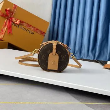 <p> 海外原单M44699独家实拍 Boite Chapeau 迷你包选用 Monogram Reverse 涂层帆布 点缀 Malletage 绗缝内衬 致敬品牌传统细节 打开拉链展现考究内里 配有大号风琴隔层 配有可拆卸肩带 可系于腰间 手持或肩背 尺寸 13×12×6.5cm</p> <p> 海外原单M44699独家实拍 Boite Chapeau 迷你包选用 Monogram Reverse 涂层帆布 点缀 Malletage 绗缝内衬 致敬品牌传统细节 打开拉链展现考究内里 配有大号风琴隔层 配有可拆卸肩带 可系于腰间 手持或肩背 尺寸 13×12×6.5cm</p>