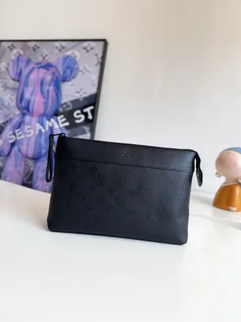 <p> 海外原单M26741独家实拍 本款 Pochette Voyage Souple 手拿包为 Monogram Midnight 涂层帆布点缀内敛 Monogram 花卉和 LV 字母 柔软廓形搭配织物内衬与磁吸后袋 哑光金属件及沉稳微粒面皮革饰边完善整体 尺寸 30×21×7.5cm</p> <p> 海外原单M26741独家实拍 本款 Pochette Voyage Souple 手拿包为 Monogram Midnight 涂层帆布点缀内敛 Monogram 花卉和 LV 字母 柔软廓形搭配织物内衬与磁吸后袋 哑光金属件及沉稳微粒面皮革饰边完善整体 尺寸 30×21×7.5cm</p>