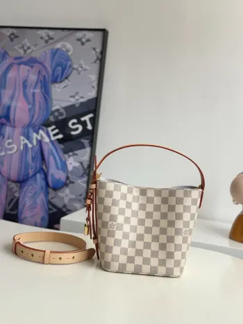 <p>   海外原单N40855独家实拍 本款 All In BB 手袋此次取材 Damier Azur 帆布焕新演绎 搭配撞色皮革 金属挂锁和可拆卸名牌等多重经典素 可采用多种背携方式点亮昼夜场合 内设可拆卸拉链袋 尺寸 18×16×12cm</p>