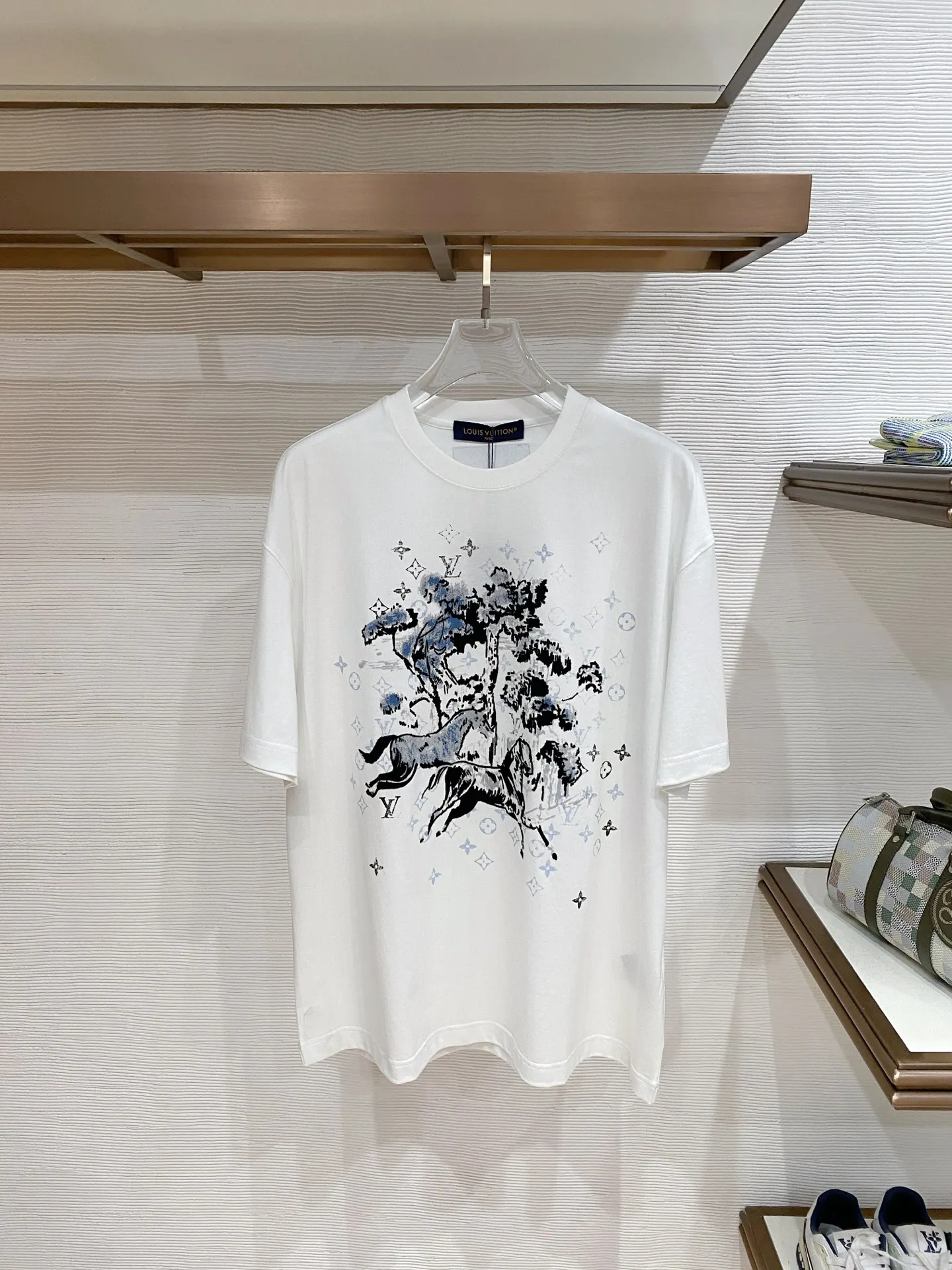 原单短袖T恤男装|高仿短袖T恤男装|精仿短袖T恤男装|一比一短袖T恤男装<p> 顶级面料云朵棉</p><p>LV 2026春夏新款圆领短袖T恤衫 贸易公司渠道稀出 同步官网发售  经典时尚设计素 为全新系列注入满满活力 这款T恤衫用心甄选客供进口100%棉面料制成 面料手感亲肤柔软细腻 拥有着无比舒适透气性的穿着体验 顶级品质尺码 M-3XL</p>