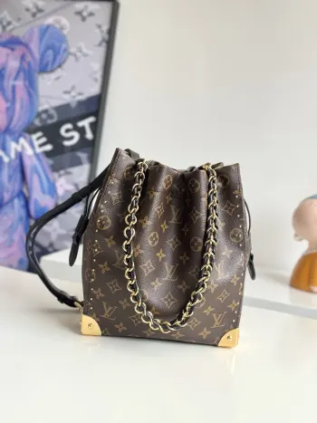 <p>   海外原单M28515独家实拍 本款 Noe Trunk 手袋以 Monogram 帆布构筑水桶包廓形 搭配硬箱风格包角和可拆卸编织链条等金属件 回溯品牌旅行传承 抽绳开合可妥善收纳贵重物品 尺寸 27×23×8cm</p>