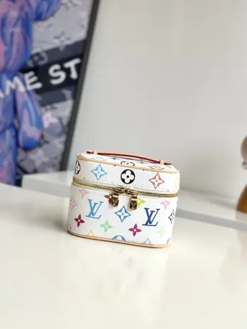 <p>   海外原单M27941独家实拍 本款 Nice Nano 化妆包选用村上隆于 2003 年设计的 Monogram Multicolore 涂层帆布 令经典 Monogram 图案释放斑斓姿彩与欢欣活力 玲珑构型设有可水洗织物内衬和内贴袋 尺寸 14×10×8.5cm</p>