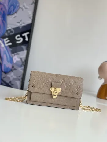 <p> 海外原单M69423杏色独家实拍 此款 Vavin 夹采用 Monogram Empreinte 皮革 锁饰源于路易威登硬箱 细腻的压纹印花与链条包袋造型相辅相成 前袋处印有路易威登英文字样 可存放一部手机 内袋与隔层便于取放物品 尺寸 19×12.5×4cm</p> <p> 海外原单M69423杏色独家实拍 此款 Vavin 夹采用 Monogram Empreinte 皮革 锁饰源于路易威登硬箱 细腻的压纹印花与链条包袋造型相辅相成 前袋处印有路易威登英文字样 可存放一部手机 内袋与隔层便于取放物品 尺寸 19×12.5×4cm</p>