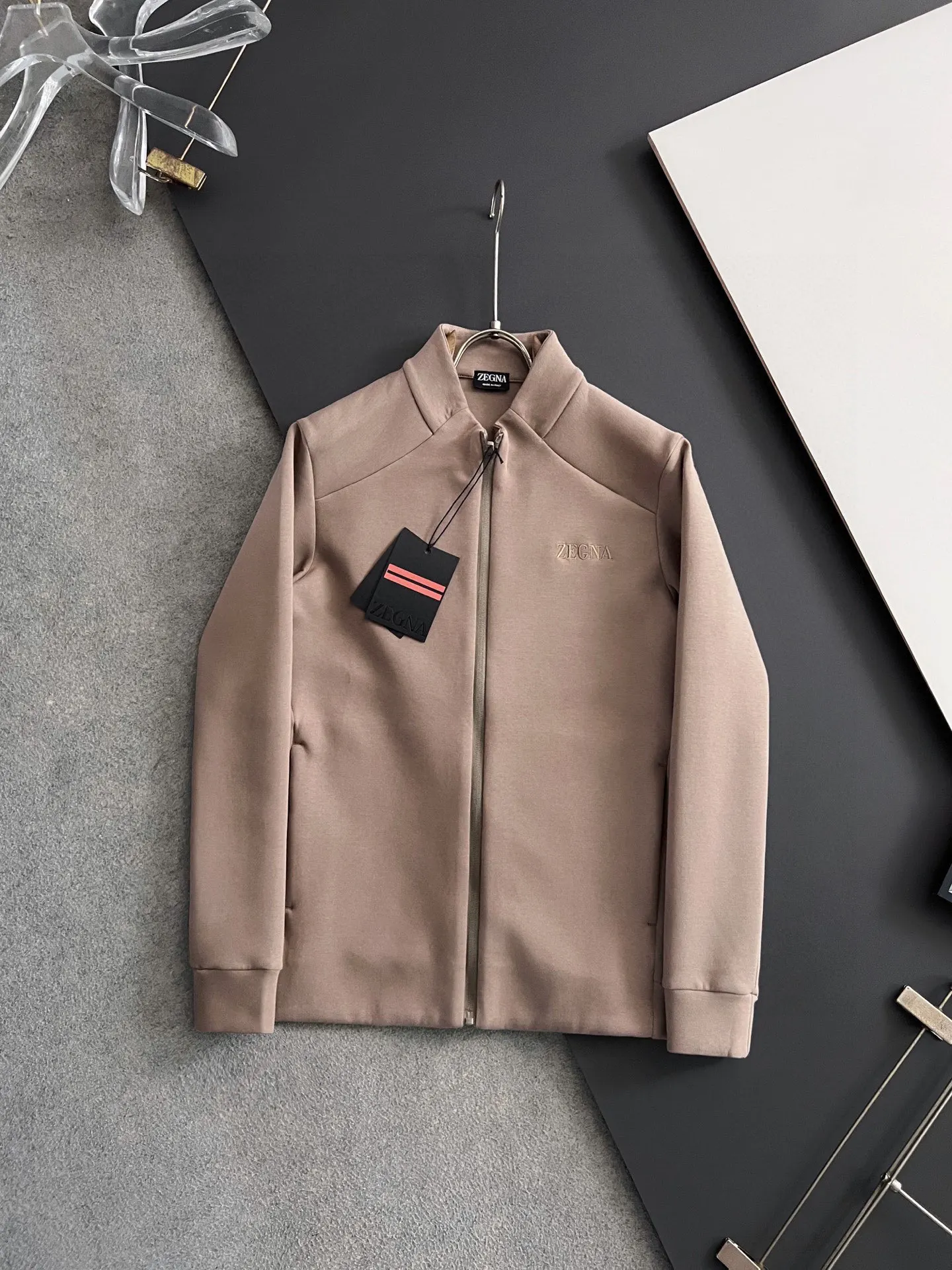 原单卫衣男装|高仿卫衣男装|精仿卫衣男装|一比一卫衣男装<p>Zegn*2026春季新款发布轻商务休闲空气层卫衣小件高端记忆棉爆款外套 穿上就是舒适自在又显瘦的存在 慵懒而随性 结合干净简单的色系就特别耐看 适合日常穿着 </p><p>尺码 M-5XL修身偏小</p>
