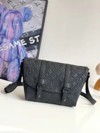 <p>   海外原单M28324独家实拍 本款 Christopher 邮差包为 Monogram 粒面 Taurillon 牛皮革搭配光滑皮革饰边 凸显细腻纹理 翻盖开合与利落线条为经典设计注入摩登气息 宽松构型可稳妥收纳与轻松背携 成就日常出行的瞩目之选 尺寸 32×19.5×11cm</p>